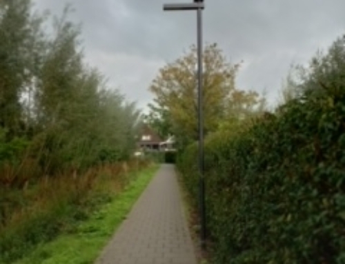 Ruud van Rijn helpt inwoners De Groene Wei met verlicht voetpad